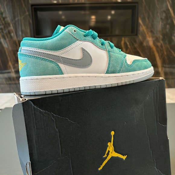 Nike - Picture 2 of 6